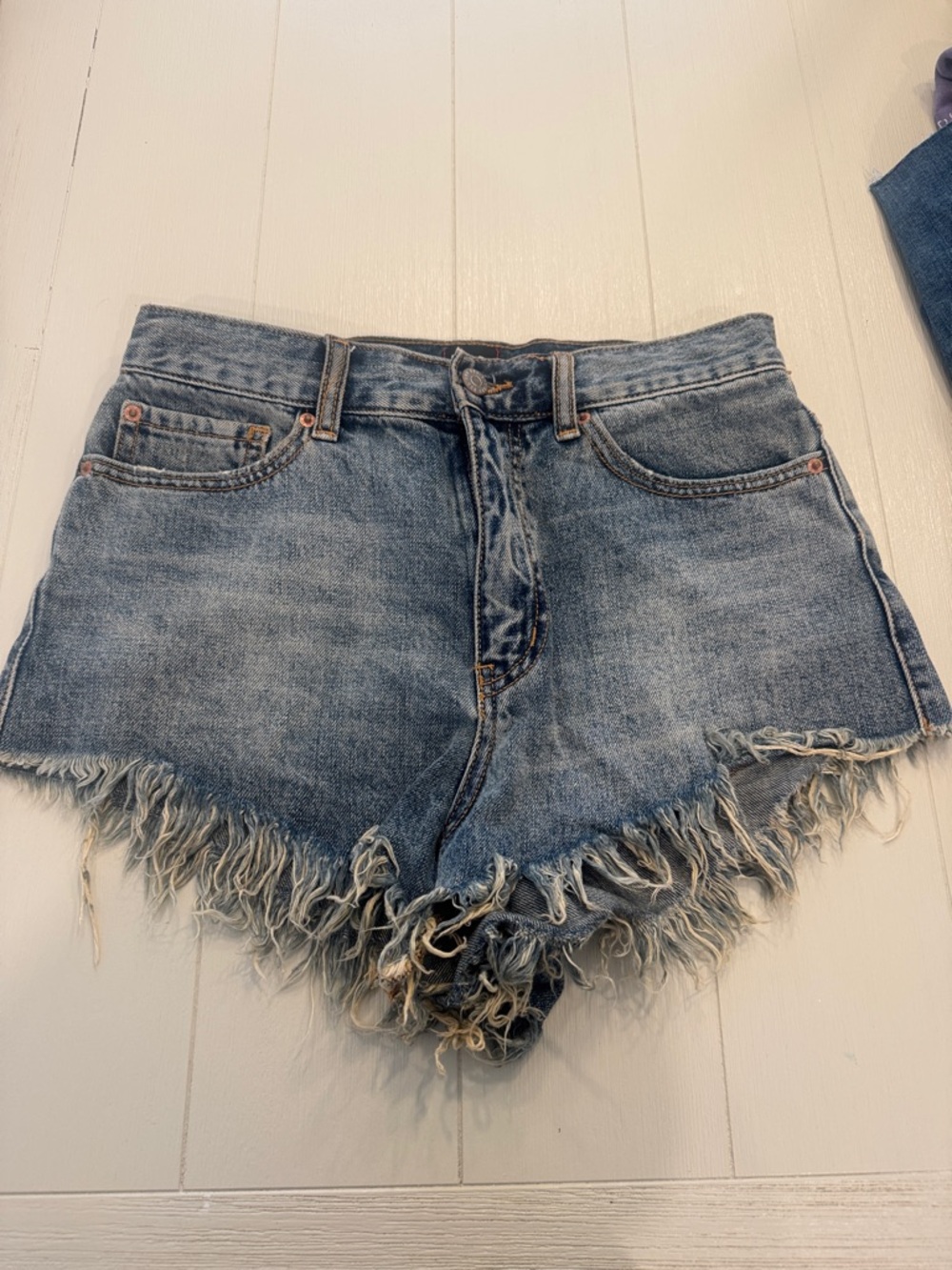 Urban Outfitters Vintage-Inspired Frayed Denim Shorts - Blue 27